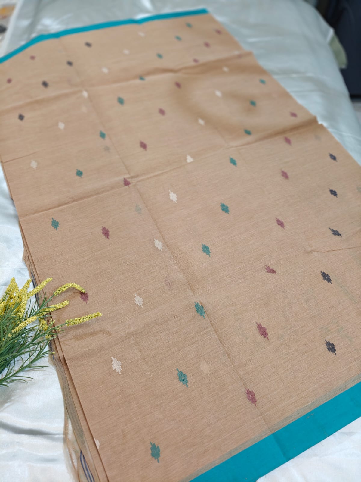 Sand Bloom Handwoven Jamdani Saree