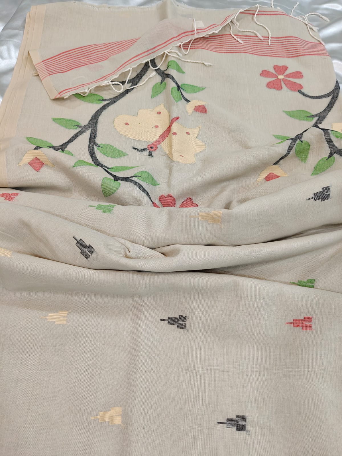 Soft Beige Intricate Handwoven Jamdani Saree