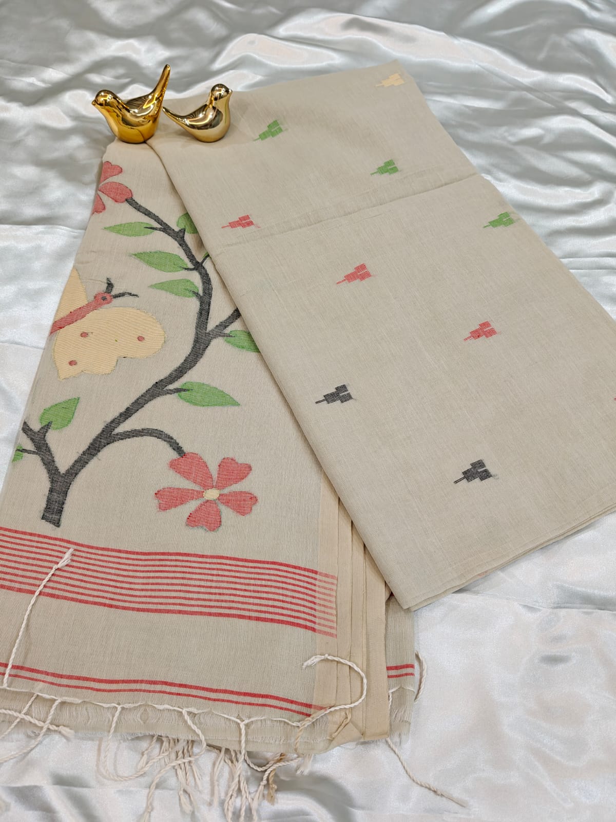 Soft Beige Intricate Handwoven Jamdani Saree