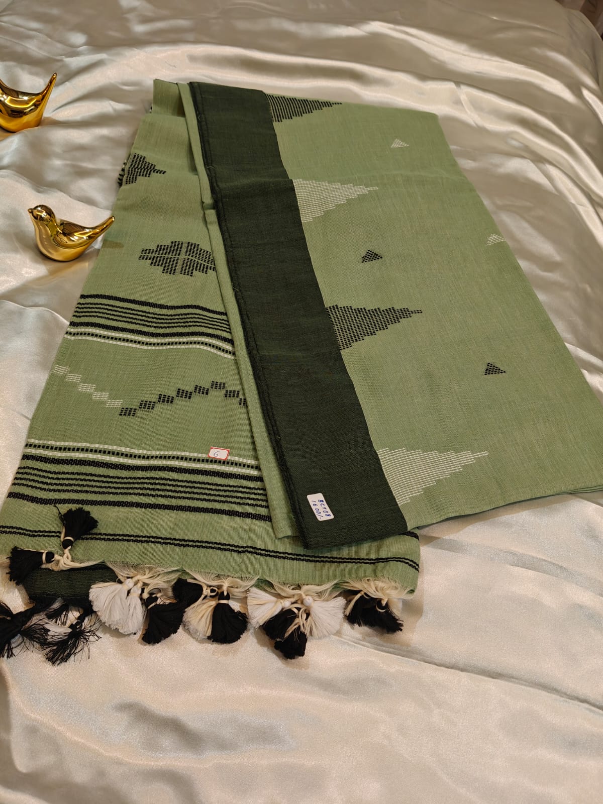 Pista Green temple Border Handwoven Cotton Jamdani saree